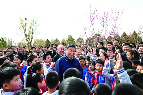 4月3日,党和国家领导人习近平、李强、赵乐际、王沪宁、蔡奇、丁薛祥、李希、韩正等来到北京市丰台区永定河畔参加首都义务植树活动。这是习近平同在场的干部群众、少先队员亲切交谈。◎新华社发